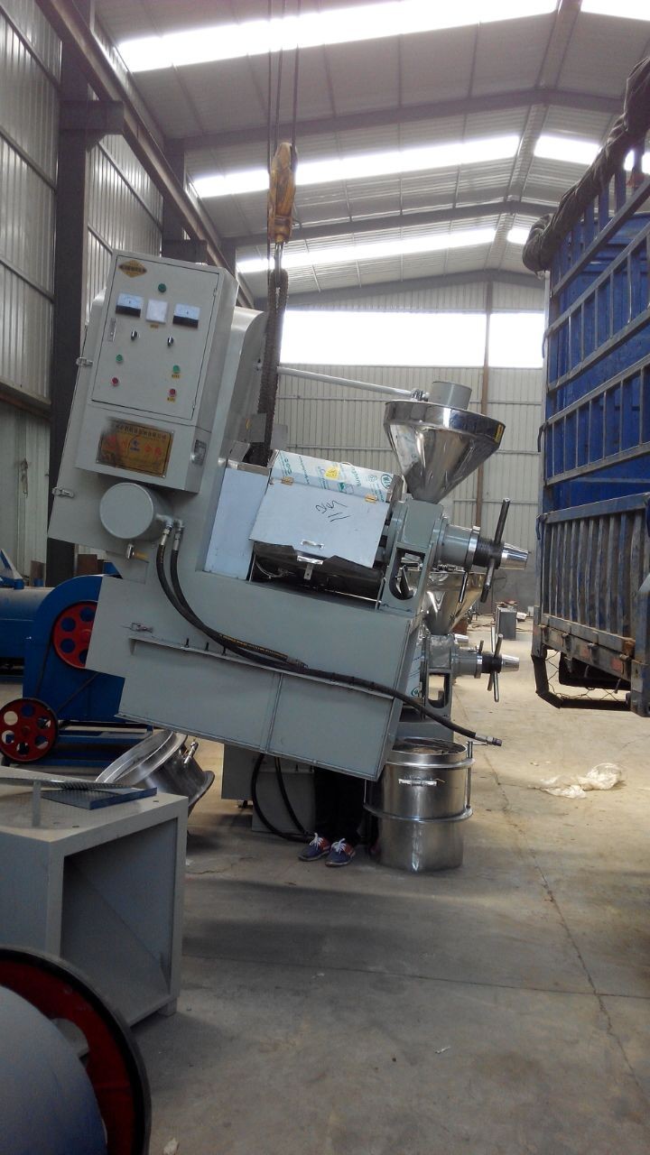 螺旋榨油機檢查完畢準(zhǔn)備裝車