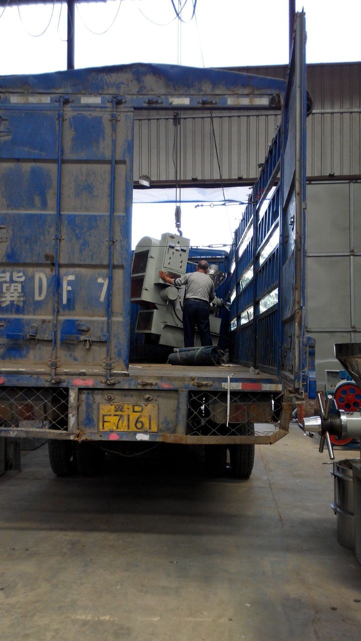 鄭州企鵝大豆榨油機裝車發(fā)貨