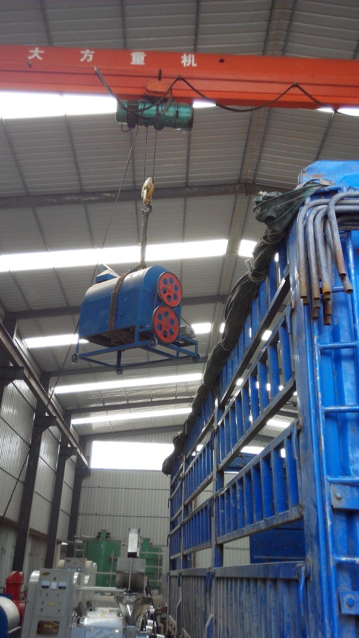 鄭州企鵝螺旋榨油機發(fā)貨現(xiàn)場