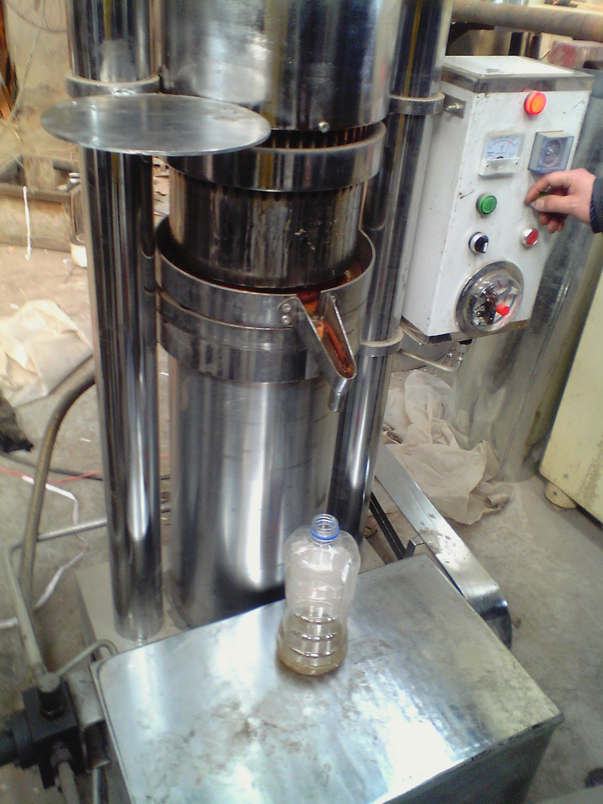 液壓榨油機(jī)壓榨現(xiàn)場(chǎng)示意圖