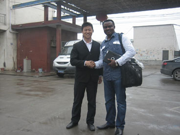 銷售經(jīng)理與客戶洽談玉米胚芽榨油機合作項目